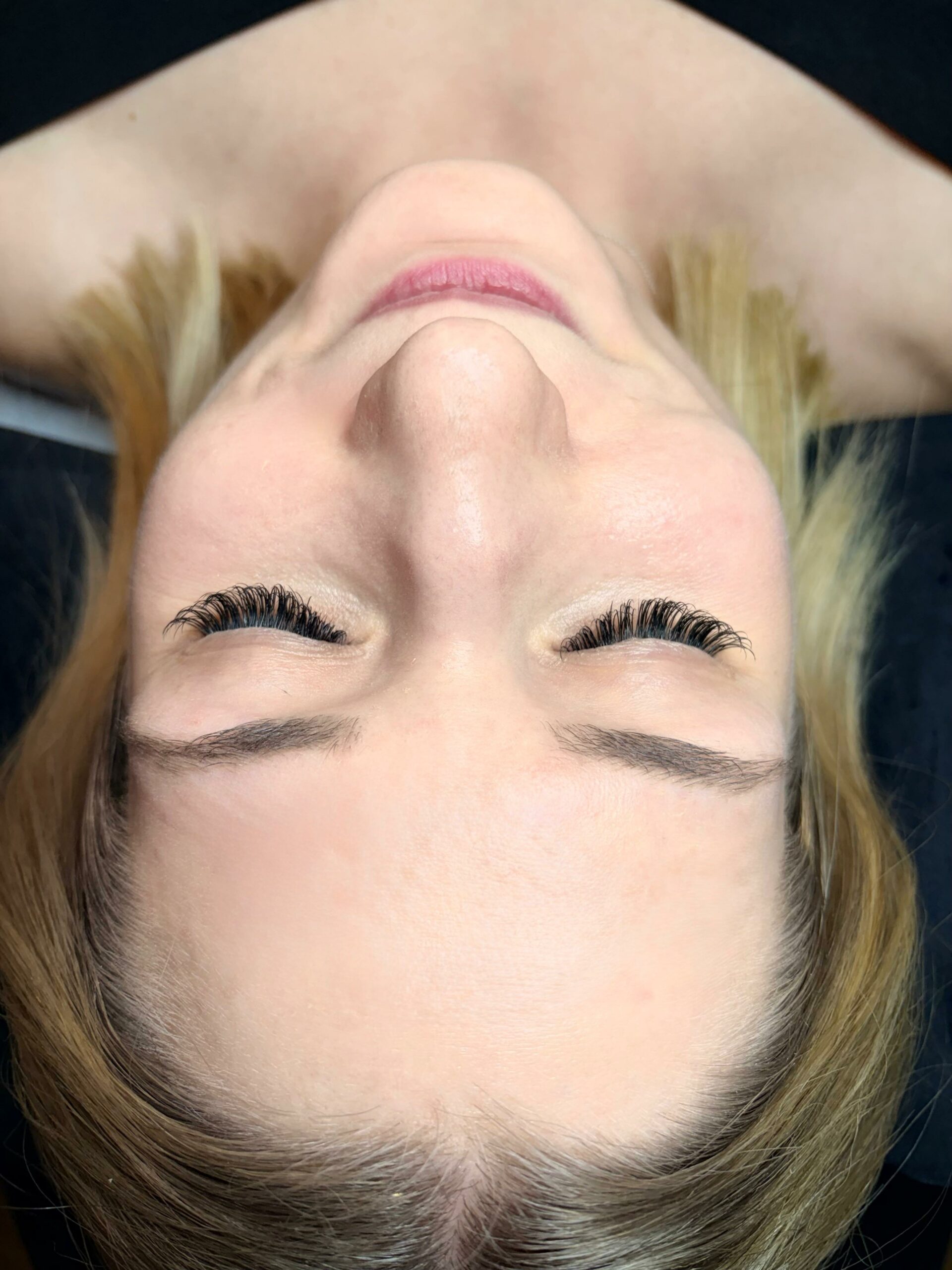 Kundenergebnis: Wimpernverlängerung mit dichtem, geschwungenem Wimpernfächer