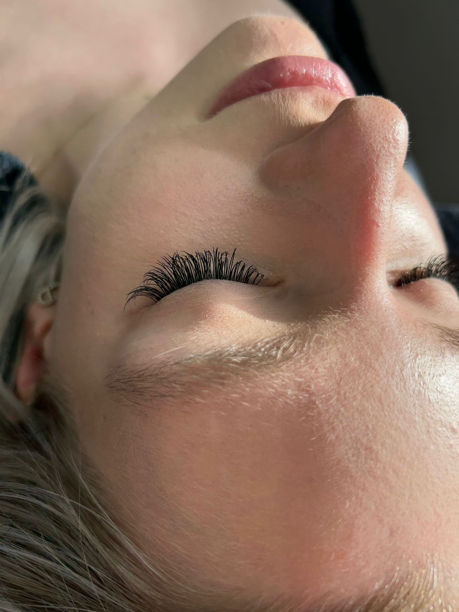 Kundenergebnis: Professionell applizierte Wimpern in der Nahaufnahme
