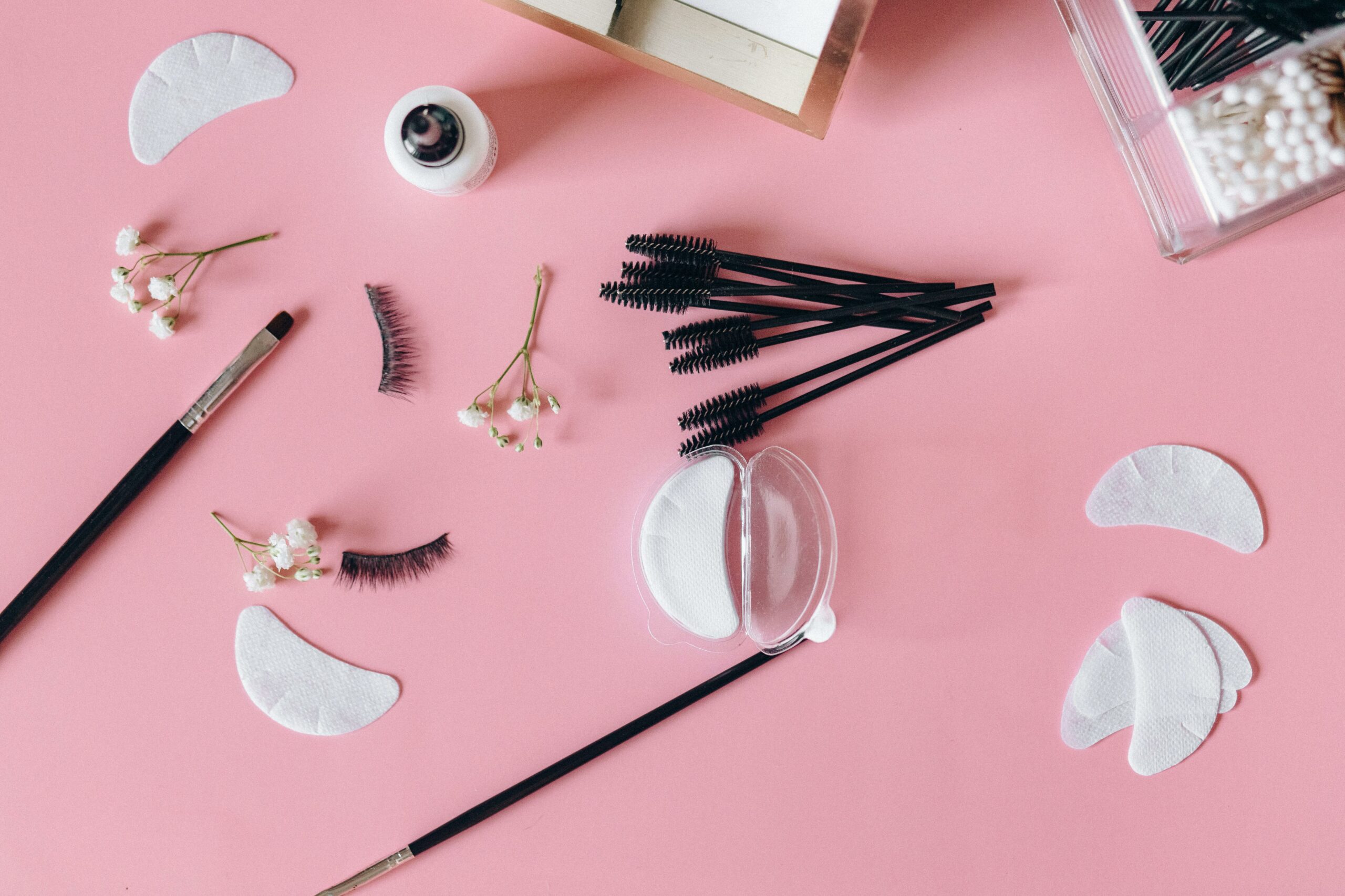 Wimpernbürstchen und Zubehör für eine Wimpernbehandlung